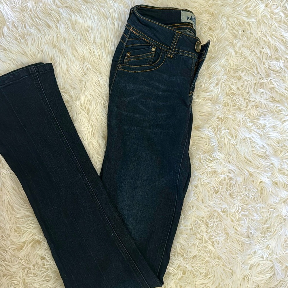 Dark blue stretchy jeans.
